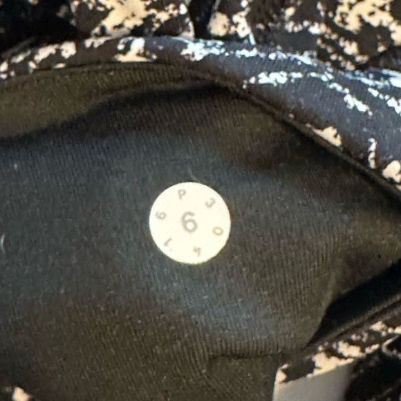 Lululemon Deep Breath Crop Iced Wave White‎ Black Mesh Run Leggings Size 6 - Picture 11 of 11